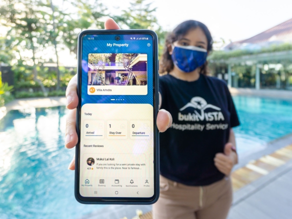 girl-holding-phone-bali-villa-management-app