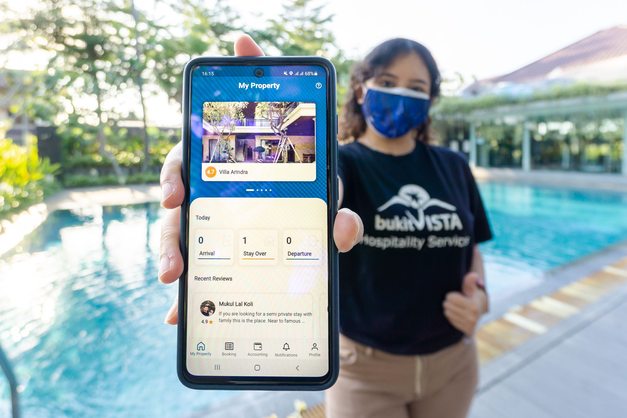 girl-holding-phone-bali-villa-management-app