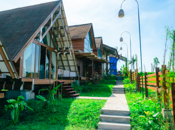 Menggunakan foto bisnis homestay yang profesional dapat meningkatkan minat dan kepercayaan tamu.